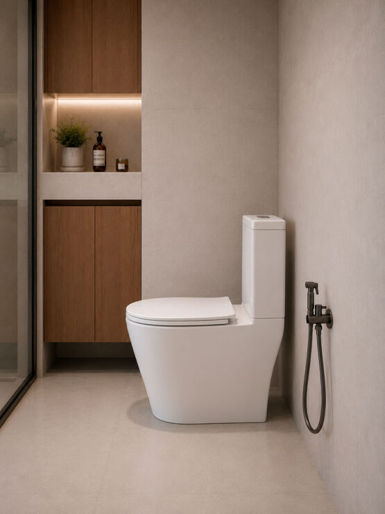 Grifo higiénico para inodoro en acabado negro mate con ducha de mano instalado junto a un WC en un baño moderno.