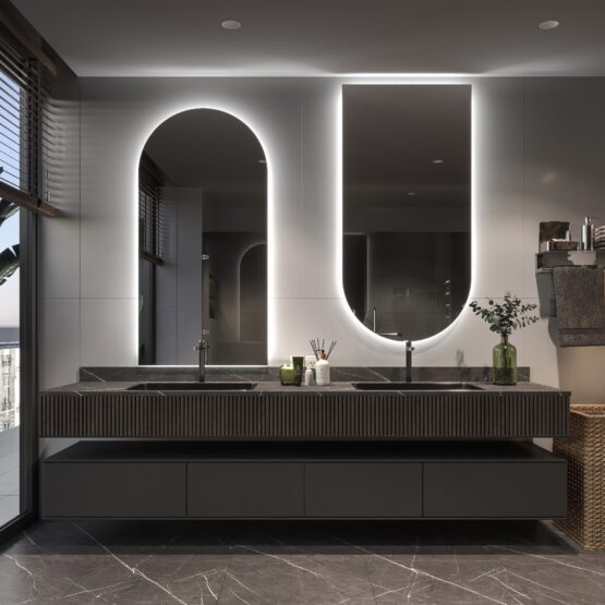Espejo de baño Alma con forma de capilla y luz ambiental neutra encendida sobre mueble de baño doble