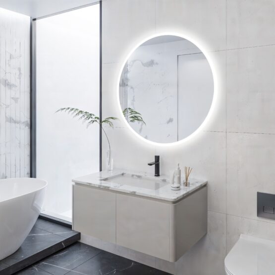 Espejo de baño redondo Rim con arenado perimetral iluminado junto a bañera exenta