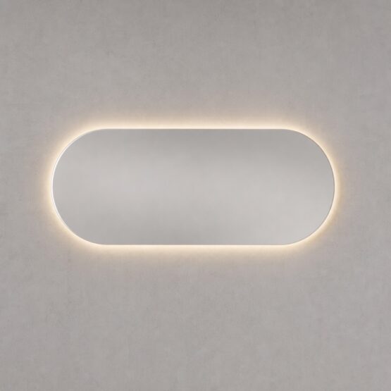 Espejo de baño Dena en formato horizontal con luz LED retroiluminada sobre pared gris