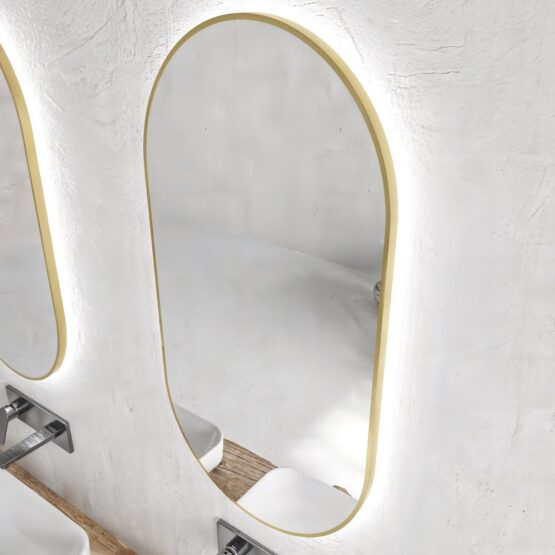 Detalle del marco metalico oro de 7x20 mm del espejo Seul con luz ambiental