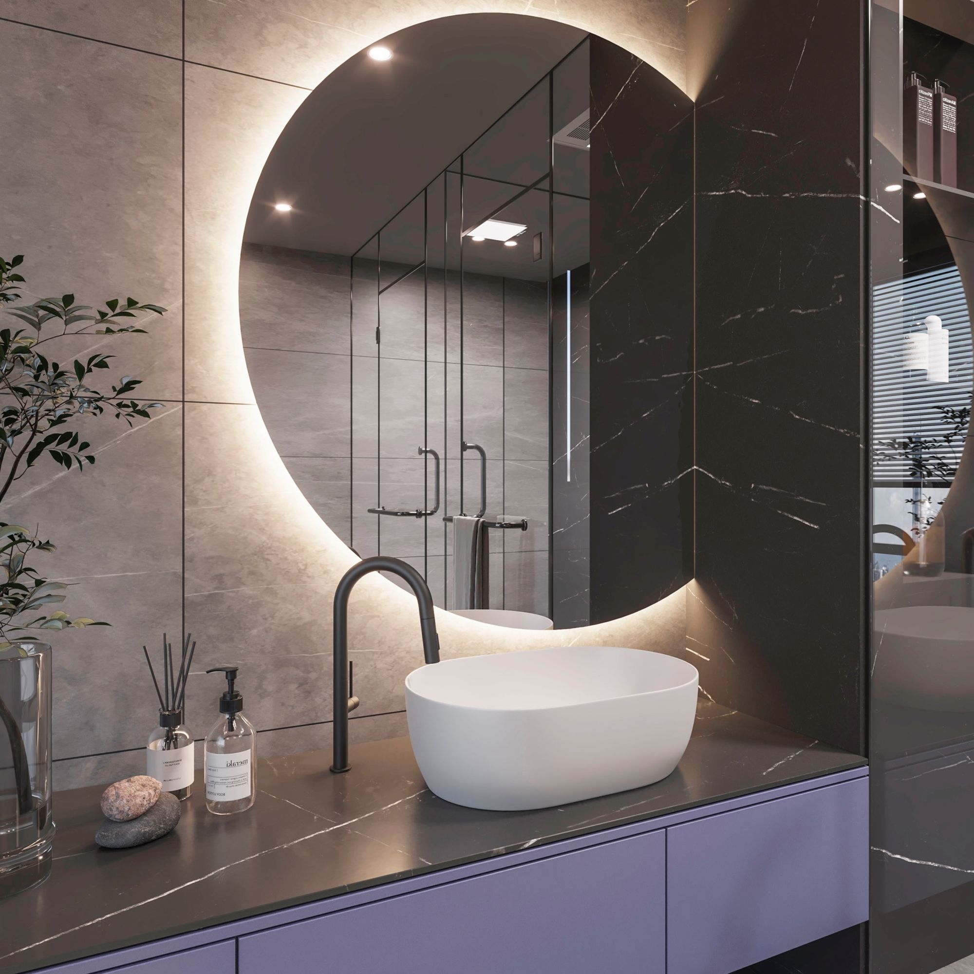 Espejo de baño semicircular Zion 100x80 cm con luz ambiental Neutra en su parte curva. 3 Espejo de baño semicircular Zion 100x80 cm con luz ambiental encendida sobre lavabo sobre encimera