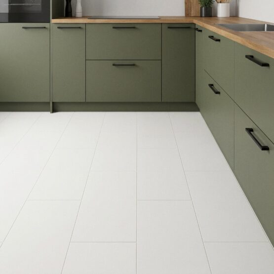 Cocina de muebles verde oliva con suelo de porcelánico blanco Manley 45x90 cm