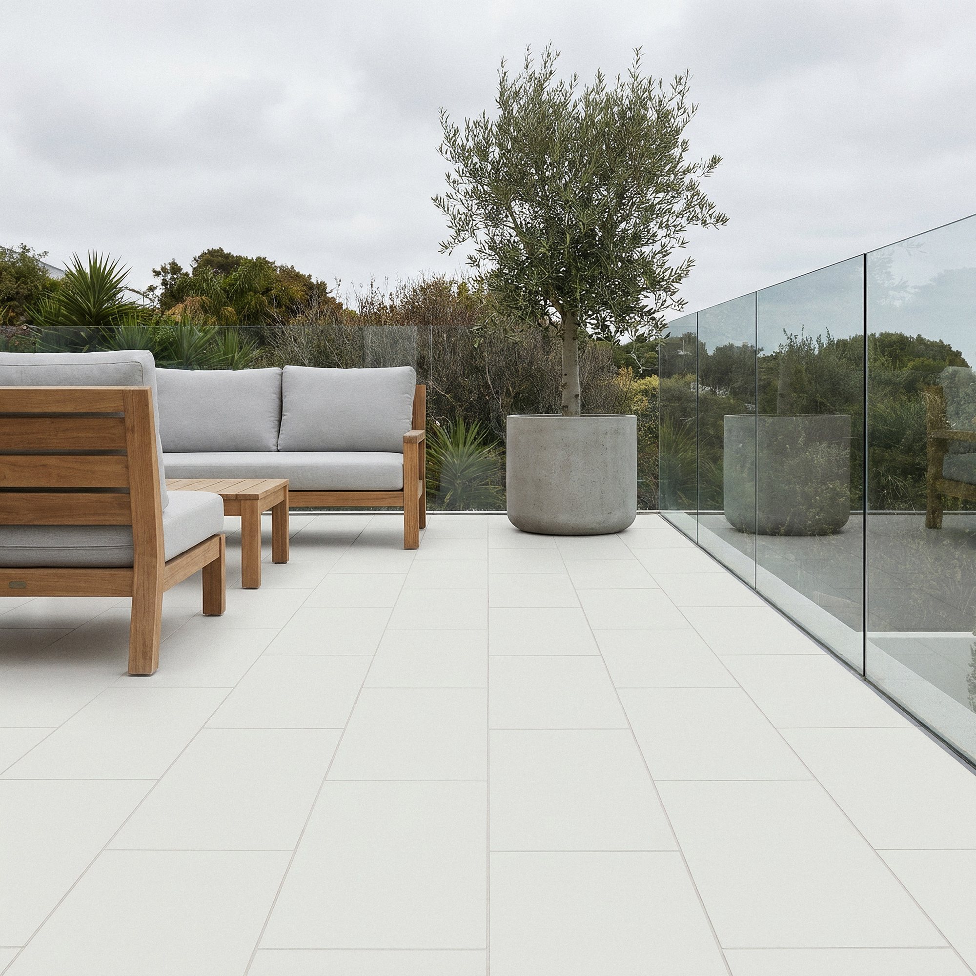 Pavimento porcelánico blanco rectificado Manley 45x90 cm (1.21 m2/cj) 2 Terraza con pavimento porcelánico blanco Manley 45x90 cm y mobiliario de teca