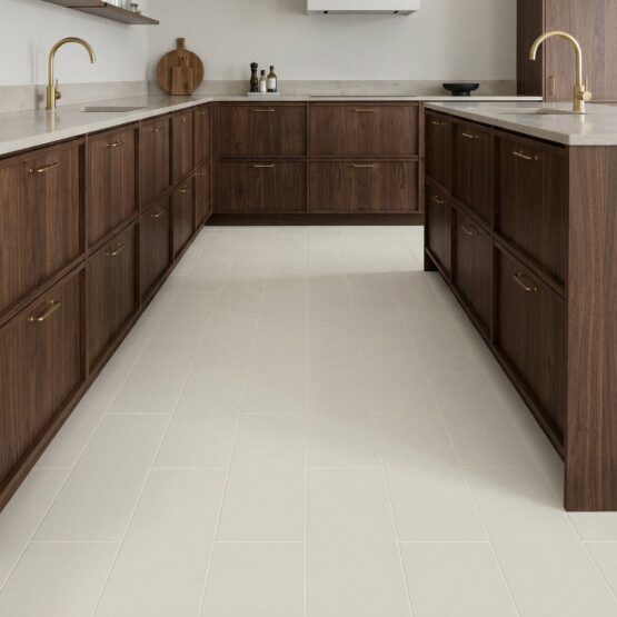 Cocina de nogal con suelo de porcelánico marfil Manley 45x90 cm