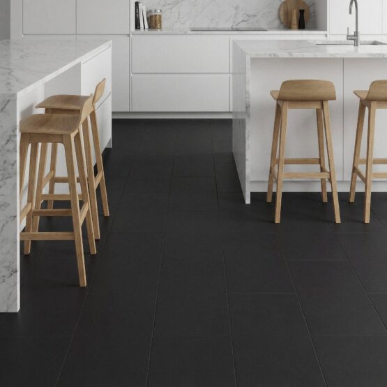 Cocina blanca con suelo de porcelánico negro Manley 45x90 cm y encimera de mármol