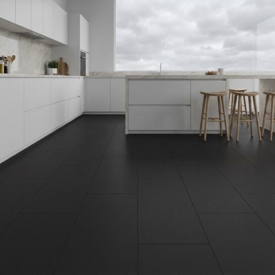 Cocina blanca con suelo de porcelánico negro Manley 60x120 cm de gran formato