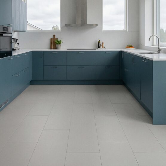 Cocina azul petróleo con suelo de porcelánico gris perla Manley 45x90 cm