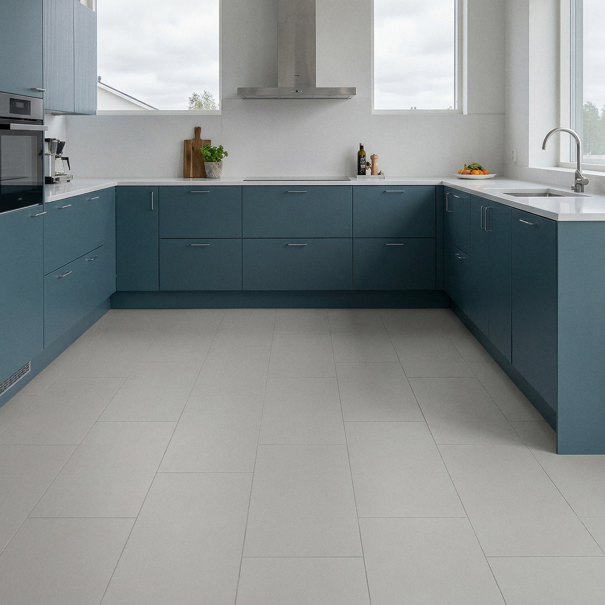Pavimento porcelánico perla rectificado Manley 45x90 cm (1.21 m2/cj) 1 Cocina azul petróleo con suelo de porcelánico gris perla Manley 45x90 cm