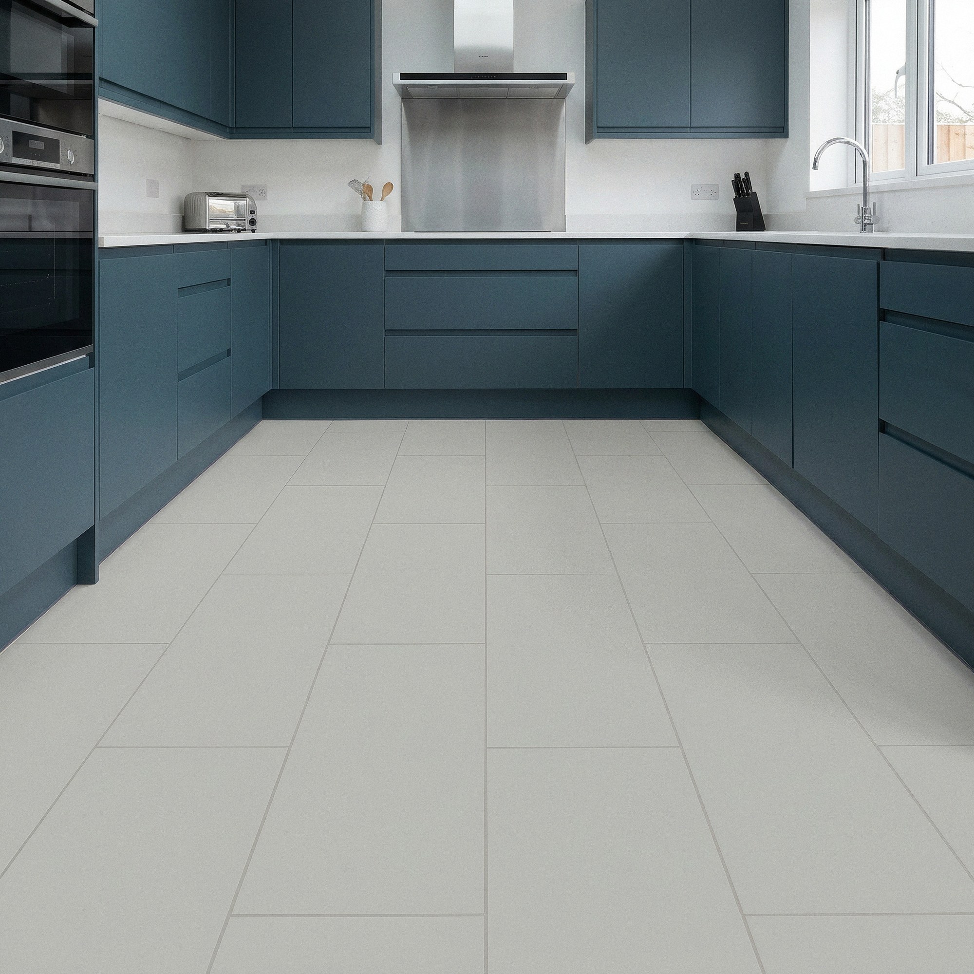 Pavimento porcelánico perla rectificado Manley 60x120 cm (1.44 m2/cj) 2 Cocina azul petróleo con suelo de porcelánico gris perla Manley 60x120 cm