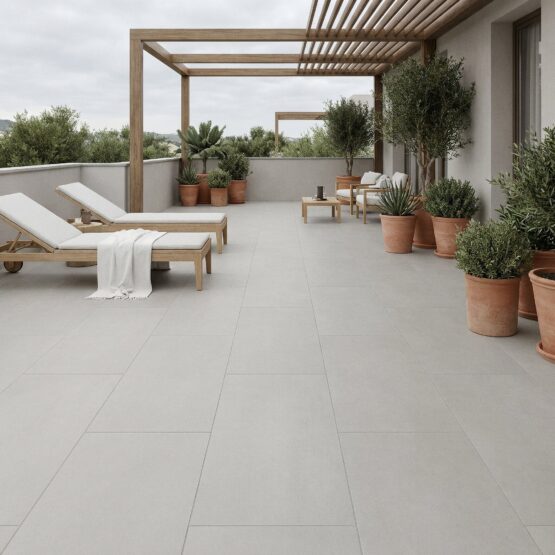 Terraza con pérgola y pavimento porcelánico gris perla Manley 60x120 cm
