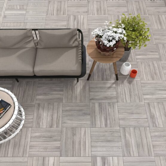 Terraza exterior con suelo imitación madera Irazu Gris 45x45 cm antideslizante C3 colocado en damero