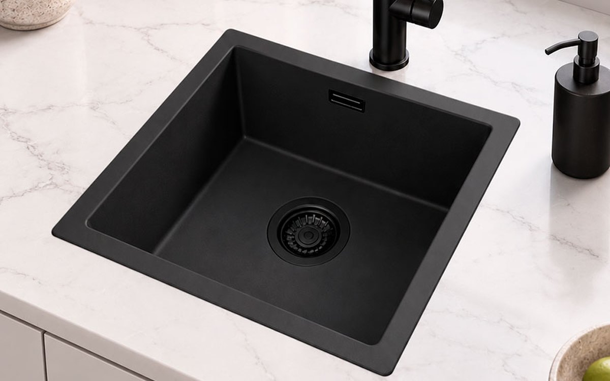 Fregadero Verona 40 de cuarzo negro, cubeta cuadrada sobre encimera de mármol blanco
