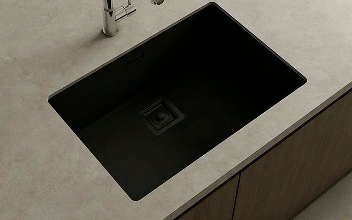 Fregadero de resina Zie 60 de Poalgi en negro con válvula negra, bajo encimera de piedra clara