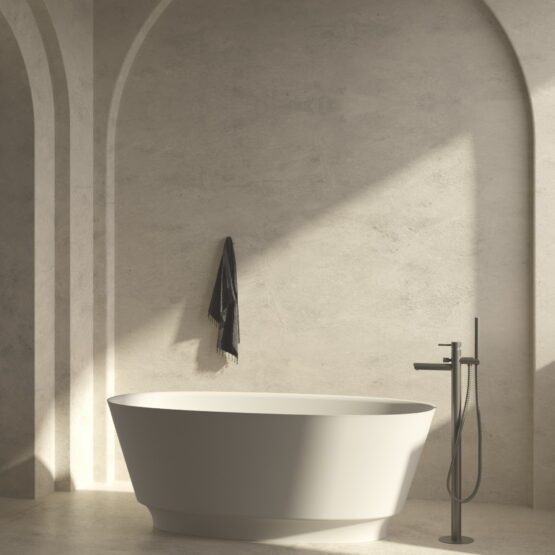 Bañera exenta Aral de Solid Surface blanco mate instalada en un baño