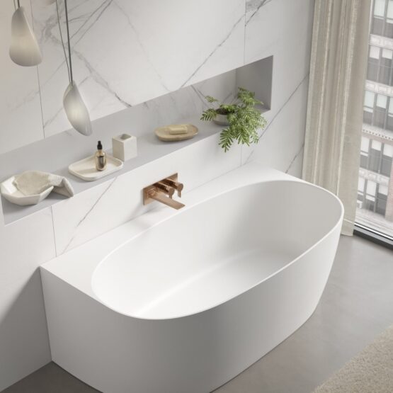Bañera exenta Denis de Solid Surface blanco mate instalada en un baño