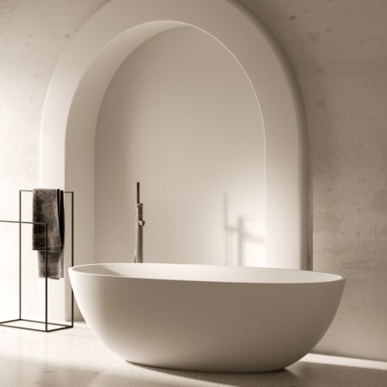 Bañera exenta Eyre de Solid Surface blanco mate instalada en un baño