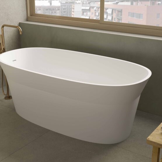 Bañera exenta Lenn de Solid Surface blanco mate instalada en un baño