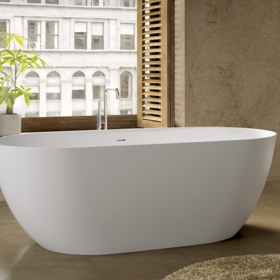 Bañera exenta Mie de Solid Surface blanco mate instalada en un baño