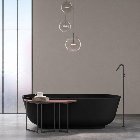 Bañera exenta Ovaly de Fiora en Negro en un baño contemporáneo