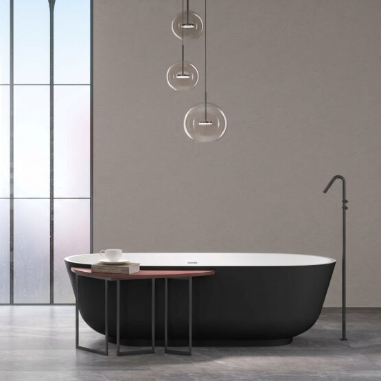 Bañera exenta Ovaly de Fiora en Negro con interior blanco en un baño contemporáneo