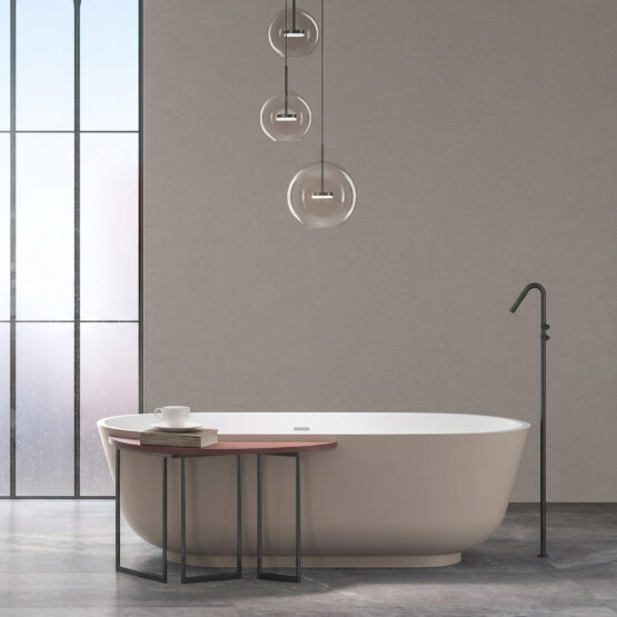 Bañera exenta Ovaly de Fiora en Velvet con interior blanco en un baño contemporáneo
