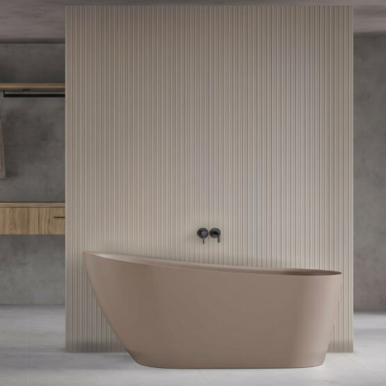 Bañera exenta Wavy de Fiora en Capuccino en un baño contemporáneo
