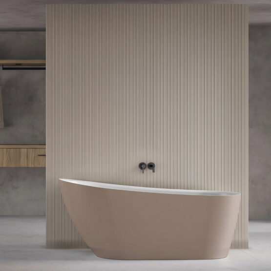 Bañera exenta Wavy de Fiora en Capuccino con interior blanco en un baño contemporáneo