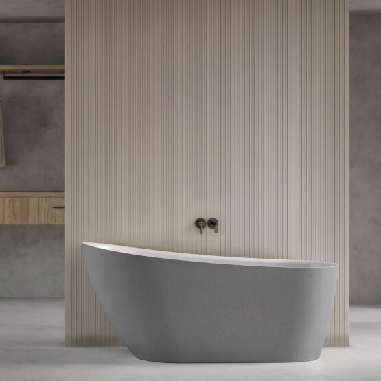 Bañera exenta Wavy de Fiora en Grey Dot con interior blanco en un baño contemporáneo