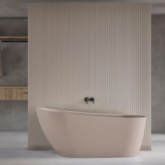 Bañera exenta Wavy de Fiora en Velvet en un baño contemporáneo