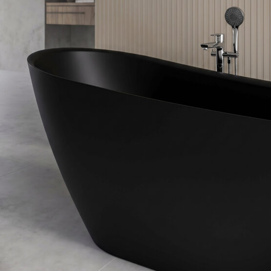 Bañera exenta Wavy Mini de Fiora en Negro en un baño contemporáneo