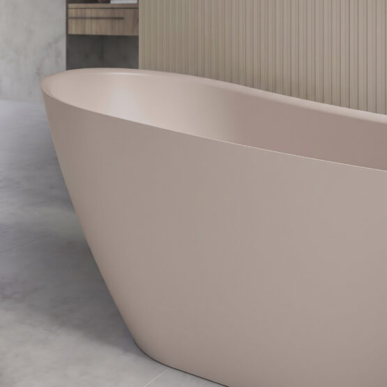 Bañera exenta Wavy Mini de Fiora en Velvet en un baño contemporáneo