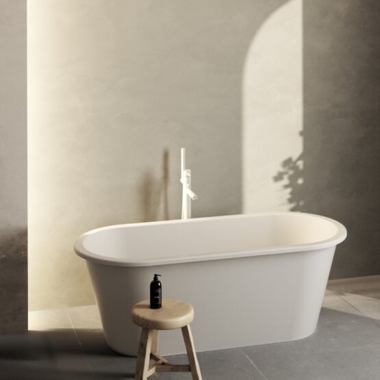 Bañera exenta Zeya de Solid Surface blanco mate instalada en un baño