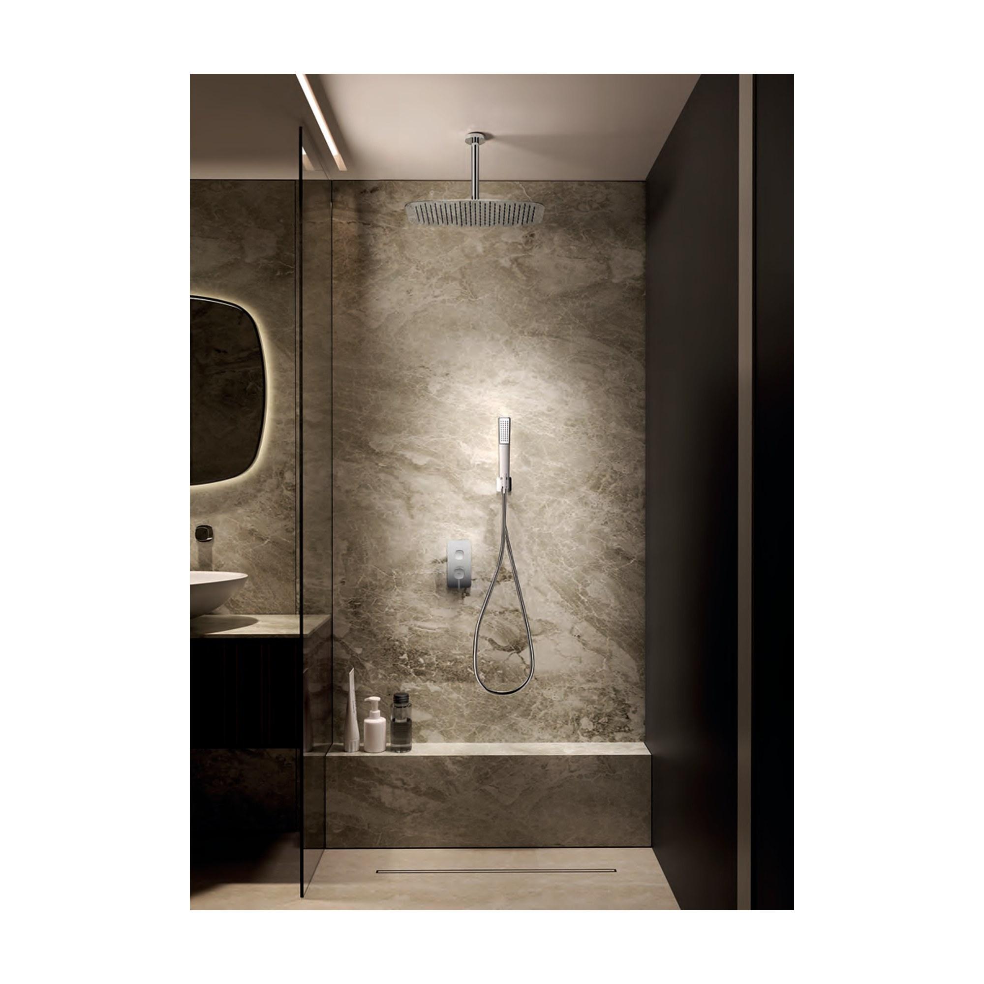 Conjunto de ducha monomando empotrado Arezzo con rociador y mango 1 Conjunto de ducha monomando empotrado Arezzo con rociador y mango instalado en un baño