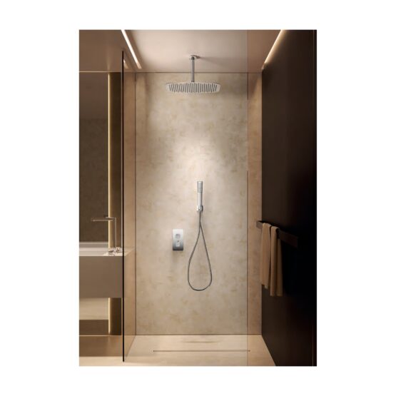 Conjunto de ducha termostático empotrado Arezzo con rociador y mango instalado en un baño