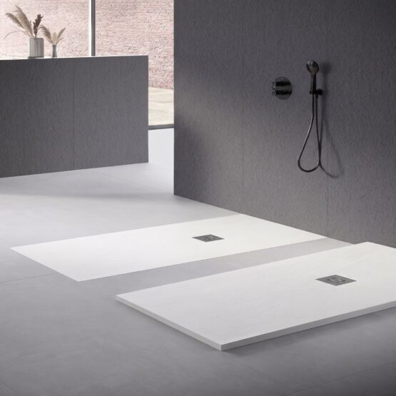 Plato de ducha Fiora Silex en textura pizarra, color blanco total, extraplano con rejilla cuadrada de acero inoxidable